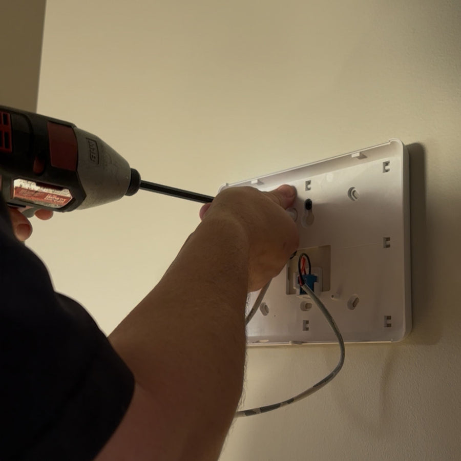 Installation d'un clavier de système d'alarme intrusion professionnel pour une entreprise par ACS Technologie.